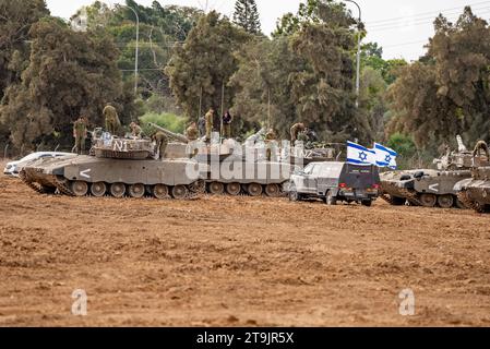 23 novembre 2033 forze corazzate israeliane parcheggiate alla periferia della Striscia di Gaza preparandosi ad entrare per liberare i civili rapiti e. Foto Stock