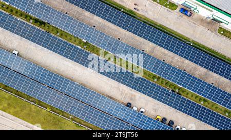 (231126) -- CHONBURI, 26 novembre 2023 (Xinhua) -- questa foto aerea scattata il 7 novembre 2023 mostra il tetto solare in una fabbrica di pneumatici nella provincia di Chonburi, Thailandia. La società cinese Prinx Chengshan Tire e WHA Utilities and Power (WHAUP) della Thailandia hanno costruito congiuntamente un tetto solare per la fabbrica di pneumatici nella provincia di Chonburi. La prima fase del progetto è iniziata alla fine di novembre 2022, con una capacità installata di 19,44 MW. Si prevede che la seconda fase del progetto sarà completata nel 2024, con la quale la capacità totale installata raggiungerà i 24,24 MW, in grado di ridurne 3 Foto Stock