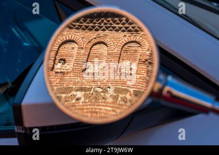 Vista specchi laterali, forma rotonda. Parte della moto. Riflesso nel vetro. Dettaglio della vecchia chiesa ortodossa macedone. Santa Sofia. Cemento armato wi Foto Stock