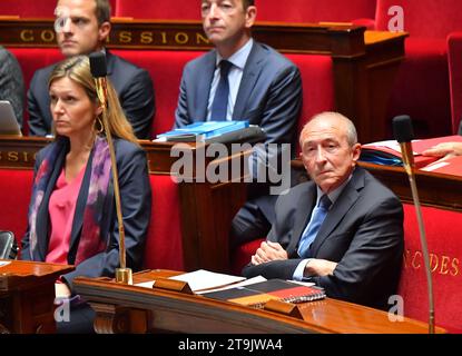 Parigi, Francia. 25 settembre 2017. Il ministro degli interni francese Gerard Collomb e i membri del Parlamento francese Yael Braun-Pivet partecipano alla sessione speciale all'Assemblea nazionale, con dibattiti sul disegno di legge antiterrorismo a Parigi, in Francia, il 25 settembre 2017. Foto di Christian Liewig/ABACAPRESS.COM credito: Abaca Press/Alamy Live News Foto Stock