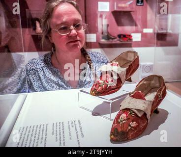 Winchester. Hampshire. 26 novembre 2023 broccato di seta a coste color ciliegia, è possibile che il broccato sia francese e sia stato utilizzato per realizzare queste scarpe in un secondo momento, ragazzino bianco foderato, fodera di una scarpa ha il nome scritto a mano Mrs Roberts, c1770-1789 scarpe e stivali storici della collezione di importanza nazionale dell'Hampshire Cultural Trust sono al centro di un'affascinante mostra presso l'Arc, Winchester che rivela il nostro rapporto con le calzature - dall'utilitarismo alla dichiarazione fino al 06 marzo 2024.Paul Quezada-Neiman/Alamy Live News Credit: Paul Quezada-Neiman/Alamy Live News Foto Stock