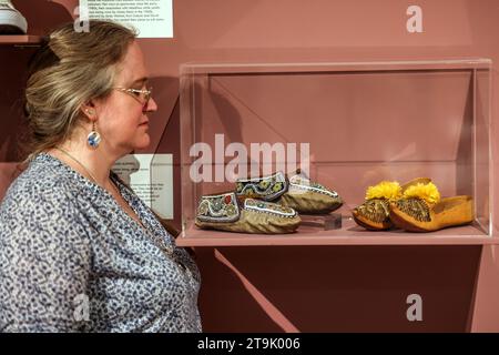 Winchester. Hampshire. 26 novembre 2023 stile mocassino, pelle scamosciata, foderato in cotone crema grossolano, suola piatta costruita tutto in uno, c1855-1900 . Scarpe e stivali storici della collezione di importanza nazionale dell'Hampshire Cultural Trust sono al centro di un'affascinante mostra all'Arc, Winchester che rivela il nostro rapporto con le calzature - dall'utilitarismo alla dichiarazione fino al 6 marzo 2024.Paul Quezada-Neiman/Alamy Live News Credit: Paul Quezada-Neiman/Alamy Live News Foto Stock