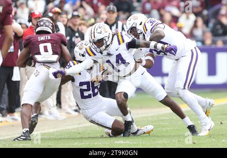 Baton Rouge, USA. 25 novembre 2023. Il wide receiver Texas A&M Aggies Ainias Smith (0) cerca di superare il cornerback dei LSU Tigers Ashton Stamps (26), la safety Andre' Sam (14) e il linebacker Greg Penn III (30) durante una partita di football della Southeastern Conference al Tiger Stadium di Baton Rouge, Louisiana, sabato 25 novembre 2023. (Foto di Peter G. Forest/Sipa USA) credito: SIPA USA/Alamy Live News Foto Stock