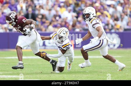 Baton Rouge, USA. 25 novembre 2023. Il wide receiver Texas A&M Aggies Ainias Smith (0) cerca di fuggire dalla presa del cornerback dei LSU Tigers Ashton Stamps (26) durante una partita di football della Southeastern Conference al Tiger Stadium di Baton Rouge, Louisiana, sabato 25 novembre 2023. (Foto di Peter G. Forest/Sipa USA) credito: SIPA USA/Alamy Live News Foto Stock