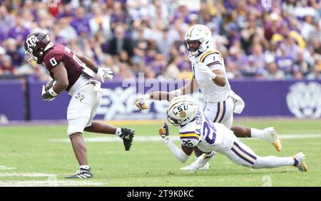 Baton Rouge, USA. 25 novembre 2023. Il wide receiver Texas A&M Aggies Ainias Smith (0) cerca di fuggire dal cornerback dei LSU Tigers Ashton Stamps (26) e dal linebacker Omar Speights (1) durante una partita di football della Southeastern Conference al Tiger Stadium di Baton Rouge, Louisiana, sabato 25 novembre 2023. (Foto di Peter G. Forest/Sipa USA) credito: SIPA USA/Alamy Live News Foto Stock