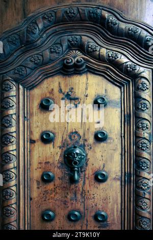Porta in legno con battente Foto Stock
