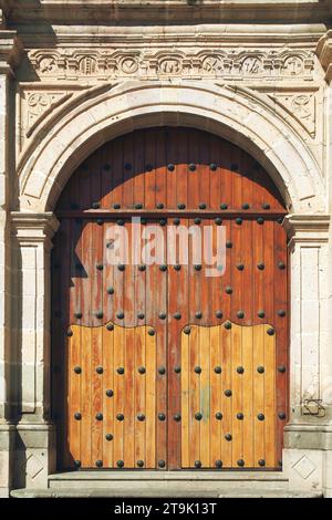 Grande porta di legno ad arco della chiesa a Oaxaca - Messico Foto Stock