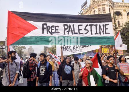 Protesta pro Palestina a Calcutta il 23 novembre 2023, Calcutta, India: I cittadini indiani si uniscono a una manifestazione per protestare per esprimere solidarietà al popolo palestinese e chiedere di fermare la guerra. Kolkata India Copyright: XSaikatxPaulxxxEyepixxGroupx credito: Imago/Alamy Live News Foto Stock