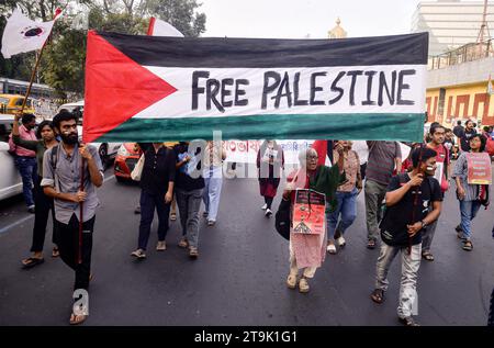 Protesta pro Palestina a Calcutta il 23 novembre 2023, Calcutta, India: I cittadini indiani si uniscono a una manifestazione per protestare per esprimere solidarietà al popolo palestinese e chiedere di fermare la guerra. Kolkata India Copyright: XSaikatxPaulxxxEyepixxGroupx credito: Imago/Alamy Live News Foto Stock