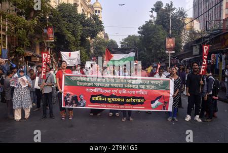 Protesta pro Palestina a Calcutta il 23 novembre 2023, Calcutta, India: I cittadini indiani si uniscono a una manifestazione per protestare per esprimere solidarietà al popolo palestinese e chiedere di fermare la guerra. Kolkata India Copyright: XSaikatxPaulxxxEyepixxGroupx credito: Imago/Alamy Live News Foto Stock