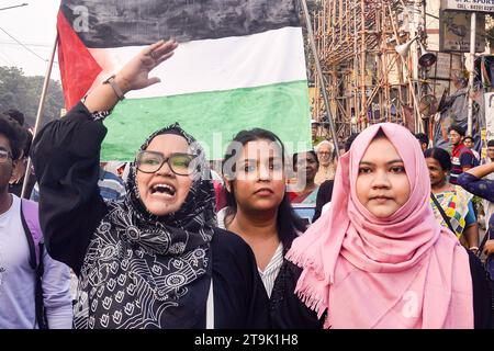 Protesta pro Palestina a Calcutta il 23 novembre 2023, Calcutta, India: I cittadini indiani si uniscono a una manifestazione per protestare per esprimere solidarietà al popolo palestinese e chiedere di fermare la guerra. Kolkata India Copyright: XSaikatxPaulxxxEyepixxGroupx credito: Imago/Alamy Live News Foto Stock