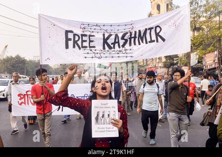 Protesta pro Palestina a Calcutta il 23 novembre 2023, Calcutta, India: I cittadini indiani si uniscono a una manifestazione per protestare per esprimere solidarietà al popolo palestinese e chiedere di fermare la guerra. Kolkata India Copyright: XSaikatxPaulxxxEyepixxGroupx credito: Imago/Alamy Live News Foto Stock