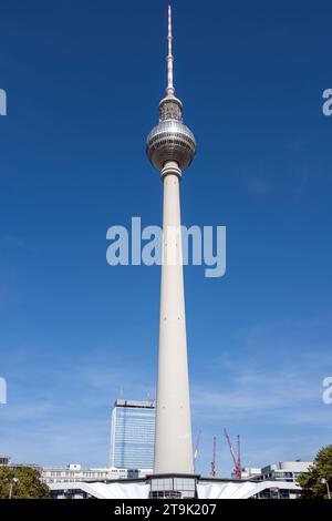 La famosa Torre della televisione di Berlino di fronte a un cielo blu Foto Stock