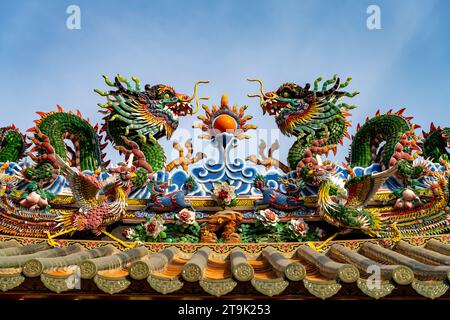 Drachen auf dem Dach eines chinesischen Tempel a Chinatown, Bangkok, Thailandia, Asien | Draghi sul tetto di un tempio cinese a Chinatown, Bangk Foto Stock