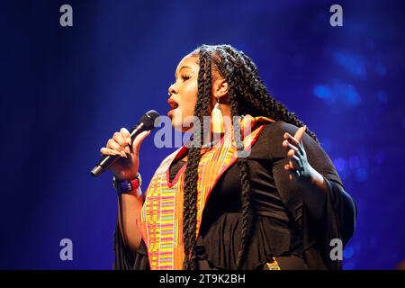 Limoges, Francia. 25 novembre 2023. L'Harlem Gospel Choir in concerto all'Eclats d'Email Jazz Edition Festival di Limoges, Francia. Il famoso Harlem Gospel Choir è sinonimo di potenza vocale, sonorità gloriose ed energia infettiva. Per più di due decenni, l'Harlem Gospel Choir è stato il coro gospel più importante d'America e ha viaggiato in tutto il mondo coinvolgendo il pubblico con il potere ispiratore del gospel nero. Formazione: Brittney Nicole Clark – voce, Samantha Bryn Jordon – voce, Micheline Michelle Luis – voce, Leon Phillips II – voce, Kiara Alisha Ray – voce, Nadia Simone SMI Foto Stock