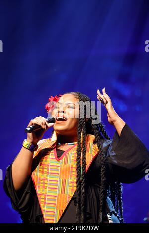 Limoges, Francia. 25 novembre 2023. L'Harlem Gospel Choir in concerto all'Eclats d'Email Jazz Edition Festival di Limoges, Francia. Il famoso Harlem Gospel Choir è sinonimo di potenza vocale, sonorità gloriose ed energia infettiva. Per più di due decenni, l'Harlem Gospel Choir è stato il coro gospel più importante d'America e ha viaggiato in tutto il mondo coinvolgendo il pubblico con il potere ispiratore del gospel nero. Formazione: Brittney Nicole Clark – voce, Samantha Bryn Jordon – voce, Micheline Michelle Luis – voce, Leon Phillips II – voce, Kiara Alisha Ray – voce, Nadia Simone SMI Foto Stock