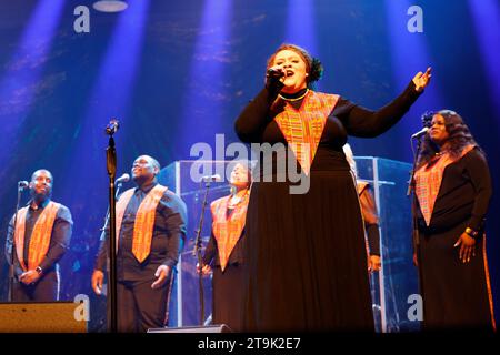 Limoges, Francia. 25 novembre 2023. L'Harlem Gospel Choir in concerto all'Eclats d'Email Jazz Edition Festival di Limoges, Francia. Il famoso Harlem Gospel Choir è sinonimo di potenza vocale, sonorità gloriose ed energia infettiva. Per più di due decenni, l'Harlem Gospel Choir è stato il coro gospel più importante d'America e ha viaggiato in tutto il mondo coinvolgendo il pubblico con il potere ispiratore del gospel nero. Formazione: Brittney Nicole Clark – voce, Samantha Bryn Jordon – voce, Micheline Michelle Luis – voce, Leon Phillips II – voce, Kiara Alisha Ray – voce, Nadia Simone SMI Foto Stock