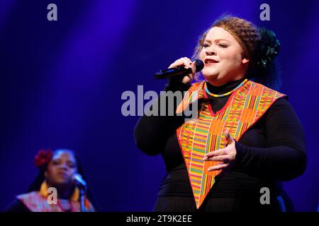 Limoges, Francia. 25 novembre 2023. L'Harlem Gospel Choir in concerto all'Eclats d'Email Jazz Edition Festival di Limoges, Francia. Il famoso Harlem Gospel Choir è sinonimo di potenza vocale, sonorità gloriose ed energia infettiva. Per più di due decenni, l'Harlem Gospel Choir è stato il coro gospel più importante d'America e ha viaggiato in tutto il mondo coinvolgendo il pubblico con il potere ispiratore del gospel nero. Formazione: Brittney Nicole Clark – voce, Samantha Bryn Jordon – voce, Micheline Michelle Luis – voce, Leon Phillips II – voce, Kiara Alisha Ray – voce, Nadia Simone SMI Foto Stock