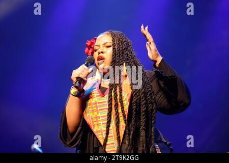 Limoges, Francia. 25 novembre 2023. L'Harlem Gospel Choir in concerto all'Eclats d'Email Jazz Edition Festival di Limoges, Francia. Il famoso Harlem Gospel Choir è sinonimo di potenza vocale, sonorità gloriose ed energia infettiva. Per più di due decenni, l'Harlem Gospel Choir è stato il coro gospel più importante d'America e ha viaggiato in tutto il mondo coinvolgendo il pubblico con il potere ispiratore del gospel nero. Formazione: Brittney Nicole Clark – voce, Samantha Bryn Jordon – voce, Micheline Michelle Luis – voce, Leon Phillips II – voce, Kiara Alisha Ray – voce, Nadia Simone SMI Foto Stock