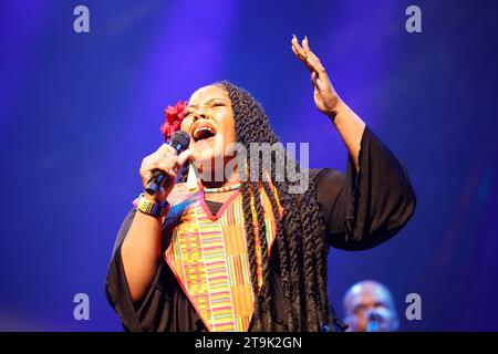 Limoges, Francia. 25 novembre 2023. L'Harlem Gospel Choir in concerto all'Eclats d'Email Jazz Edition Festival di Limoges, Francia. Il famoso Harlem Gospel Choir è sinonimo di potenza vocale, sonorità gloriose ed energia infettiva. Per più di due decenni, l'Harlem Gospel Choir è stato il coro gospel più importante d'America e ha viaggiato in tutto il mondo coinvolgendo il pubblico con il potere ispiratore del gospel nero. Formazione: Brittney Nicole Clark – voce, Samantha Bryn Jordon – voce, Micheline Michelle Luis – voce, Leon Phillips II – voce, Kiara Alisha Ray – voce, Nadia Simone SMI Foto Stock