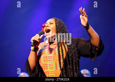 Limoges, Francia. 25 novembre 2023. L'Harlem Gospel Choir in concerto all'Eclats d'Email Jazz Edition Festival di Limoges, Francia. Il famoso Harlem Gospel Choir è sinonimo di potenza vocale, sonorità gloriose ed energia infettiva. Per più di due decenni, l'Harlem Gospel Choir è stato il coro gospel più importante d'America e ha viaggiato in tutto il mondo coinvolgendo il pubblico con il potere ispiratore del gospel nero. Formazione: Brittney Nicole Clark – voce, Samantha Bryn Jordon – voce, Micheline Michelle Luis – voce, Leon Phillips II – voce, Kiara Alisha Ray – voce, Nadia Simone SMI Foto Stock