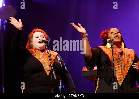 Limoges, Francia. 25 novembre 2023. L'Harlem Gospel Choir in concerto all'Eclats d'Email Jazz Edition Festival di Limoges, Francia. Il famoso Harlem Gospel Choir è sinonimo di potenza vocale, sonorità gloriose ed energia infettiva. Per più di due decenni, l'Harlem Gospel Choir è stato il coro gospel più importante d'America e ha viaggiato in tutto il mondo coinvolgendo il pubblico con il potere ispiratore del gospel nero. Formazione: Brittney Nicole Clark – voce, Samantha Bryn Jordon – voce, Micheline Michelle Luis – voce, Leon Phillips II – voce, Kiara Alisha Ray – voce, Nadia Simone SMI Foto Stock