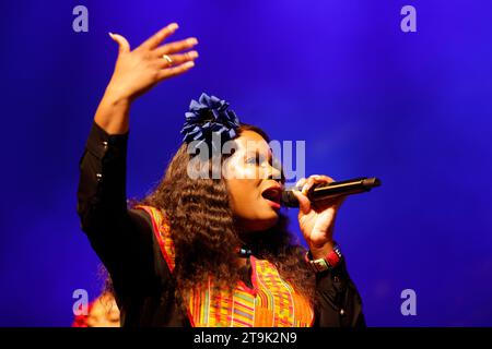 Limoges, Francia. 25 novembre 2023. L'Harlem Gospel Choir in concerto all'Eclats d'Email Jazz Edition Festival di Limoges, Francia. Il famoso Harlem Gospel Choir è sinonimo di potenza vocale, sonorità gloriose ed energia infettiva. Per più di due decenni, l'Harlem Gospel Choir è stato il coro gospel più importante d'America e ha viaggiato in tutto il mondo coinvolgendo il pubblico con il potere ispiratore del gospel nero. Formazione: Brittney Nicole Clark – voce, Samantha Bryn Jordon – voce, Micheline Michelle Luis – voce, Leon Phillips II – voce, Kiara Alisha Ray – voce, Nadia Simone SMI Foto Stock