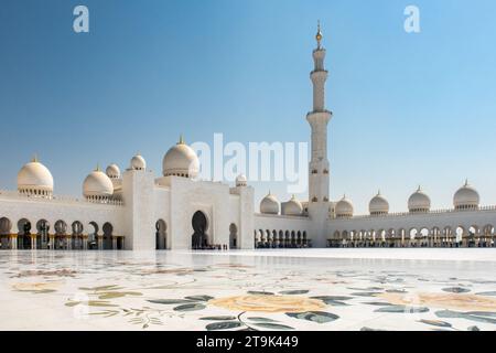 Abu Dhabi, Emirati Arabi Uniti, 08.02.20. La grande Moschea Sheikh Zayed, vista interna del pavimento decorativo in marmo nel cortile principale, con chiostri bianchi e cupole. Foto Stock