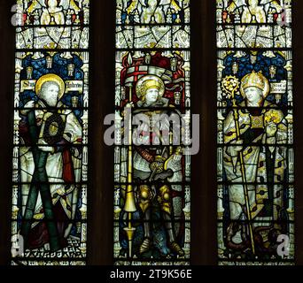 Saints Andrew, George e Patrick vetrate colorate, St. John the Baptist Church, Burford, Oxfordshire, Regno Unito Foto Stock