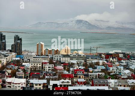 Lo skyline di Reykjavík capitale dell'Islanda è un moderno ed alto edificio nel centro della città Foto Stock