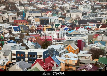 Lo skyline della capitale islandese, Reykjavík, si affaccia dall'alto tetto della chiesa Foto Stock