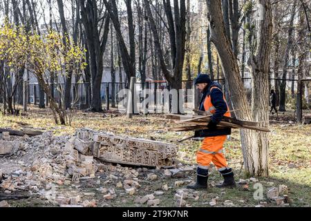 Kiev, Ucraina. 25 novembre 2023. Un operaio di servizi pulisce le macerie di un asilo distrutto da un drone russo a Kiev. (Foto di Oleksii Chumachenko/SOPA Images/Sipa USA) credito: SIPA USA/Alamy Live News Foto Stock