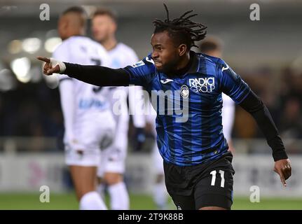 Bergamo, Italia. 25 novembre 2023. Ademola Lookman di Atalanta celebra il suo gol durante una partita di serie A tra Atalanta e Napoli a Bergamo, Italia, 25 novembre 2023. Credito: Augusto Casasoli/Xinhua/Alamy Live News Foto Stock