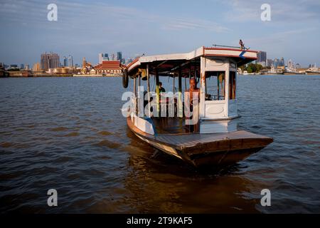 Bangkok, Thailandia. 26 novembre 2023. Una barca passeggeri ormeggia sul fiume Chao Phraya a Bangkok, Thailandia, domenica 26 novembre 2023. (Immagine di credito: © Andre Malerba/ZUMA Press Wire) SOLO USO EDITORIALE! Non per USO commerciale! Foto Stock