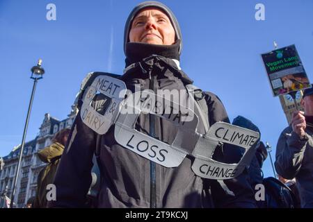 Londra, Inghilterra, Regno Unito. 25 novembre 2023. I ctivisti vegani organizzarono una manifestazione in Piazza del Parlamento prima della COP28, invitando il governo a passare a una dieta basata sulle piante come parte dei loro impegni climatici. (Immagine di credito: © Vuk Valcic/ZUMA Press Wire) SOLO USO EDITORIALE! Non per USO commerciale! Foto Stock