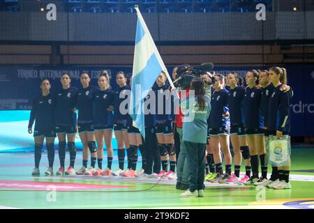 Santander, Spagna, 26 novembre 2023: I giocatori argentini ascoltano il loro inno durante il 3° giorno del Torneo Internazionale femminile spagnolo 2023 tra Giappone e Argentina, il 26 novembre 2023, al Palacio de los Deportes de Santander, a Santander, in Spagna. Credito: Alberto Brevers / Alamy Live News. Foto Stock