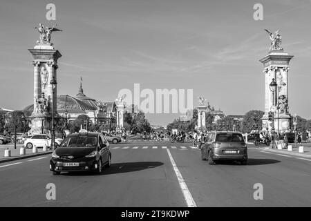 Parigi, Francia - 8 ottobre 2023: Vista panoramica del Pont Alexandre III, del famoso ponte ad arco e del traffico frenetico di Parigi in Francia Foto Stock