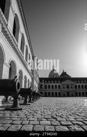 Parigi, Francia - 8 ottobre 2023: Vista ravvicinata dei vecchi canoni all'Hotel des Invalides, il museo militare di Parigi in Francia Foto Stock