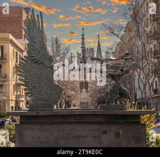 BARCELLONA, CATALOGNA, SPAGNA - 27 FEBBRAIO 2022: Scultura "il bel tempo insegue la tempesta" situata in Av. De Gaudi, fatto 1978-1979. Uno dei Re Foto Stock