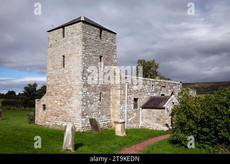 Chiesa di San Giovanni Battista, con Bolton Chapel, Edlingham. Northumberland, Regno Unito, Regno Unito. Chiesa normanna dell'XI secolo con torre a tetto campato del XIV secolo Foto Stock