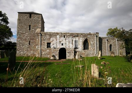 Chiesa di San Giovanni Battista, con Bolton Chapel, Edlingham. Northumberland, Regno Unito, Regno Unito. Chiesa normanna dell'XI secolo con torre a tetto campato del XIV secolo Foto Stock