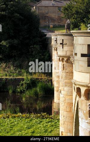 Il ponte Lion sul fiume Aln. Costruito da John Adam per il primo duca di Northumberland. Gothic Revival. Percy Lion. Alnwick Bridge Foto Stock