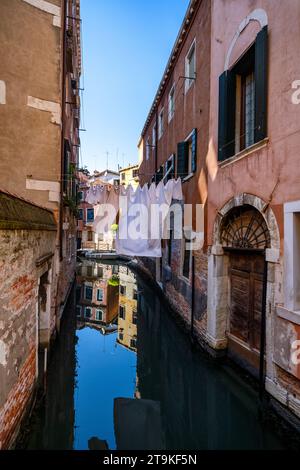 Canali e case di Venezia, Italia Foto Stock