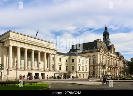 Facciata del Palazzo di giustizia accanto al Municipio Hôtel de Ville Place Jean-Jaurès Tours France Foto Stock