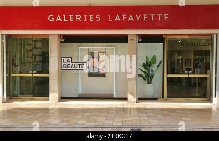 Vetrine e ingresso al grande magazzino Galeries Lafayette Rue NationaleTours France Foto Stock