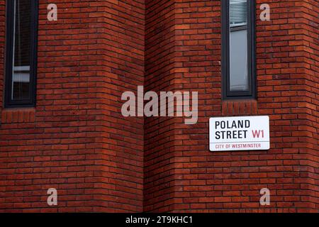 Cartello Poland Street W1 su sfondo murale in mattoni rossi nel centro di Londra Foto Stock