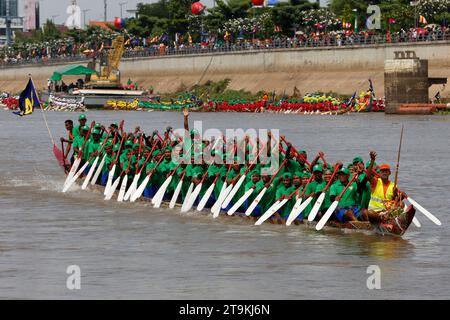 Phnom Penh, Cambogia. 26 novembre 2023. I rematori prendono parte alla regata nautica del fiume Tonle SAP durante il Festival dell'acqua a Phnom Penh, Cambogia, 26 novembre 2023. L'annuale Water Festival, il festival più grandioso della Cambogia, è tornato domenica dopo una pausa di tre anni a causa della pandemia di COVID-19. Crediti: Sovannara/Xinhua/Alamy Live News Foto Stock