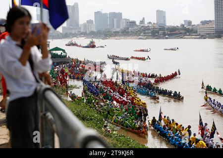 Phnom Penh, Cambogia. 26 novembre 2023. I rematori prendono parte alla regata nautica del fiume Tonle SAP durante il Festival dell'acqua a Phnom Penh, Cambogia, 26 novembre 2023. L'annuale Water Festival, il festival più grandioso della Cambogia, è tornato domenica dopo una pausa di tre anni a causa della pandemia di COVID-19. Crediti: Sovannara/Xinhua/Alamy Live News Foto Stock