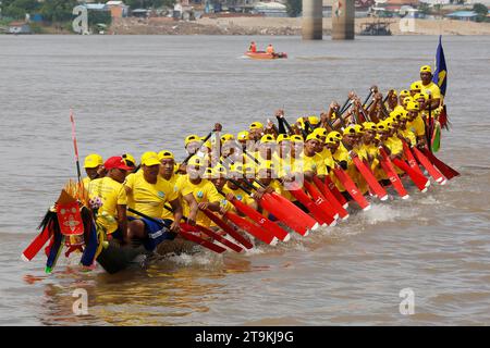 Phnom Penh, Cambogia. 26 novembre 2023. I rematori prendono parte alla regata nautica del fiume Tonle SAP durante il Festival dell'acqua a Phnom Penh, Cambogia, 26 novembre 2023. L'annuale Water Festival, il festival più grandioso della Cambogia, è tornato domenica dopo una pausa di tre anni a causa della pandemia di COVID-19. Crediti: Sovannara/Xinhua/Alamy Live News Foto Stock