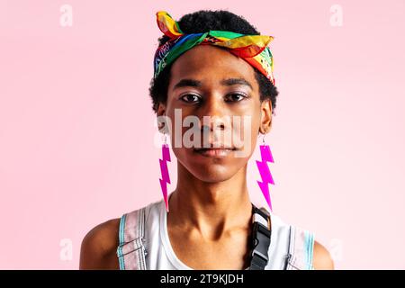 Uomo nero latino ispanico di genere fluido posa in studio con abbigliamento alla moda, concetti su LGBTQ, senza genere e diversità Foto Stock